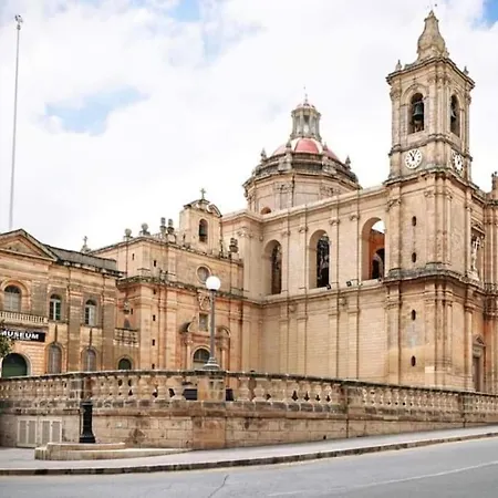 B&s Solitary Duplex Maisonette * Żejtun