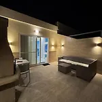 B&s Newly Renovated Penthouse 253 דירה