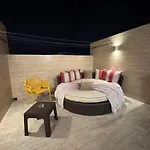 B&s Newly Renovated Penthouse 253 דירה