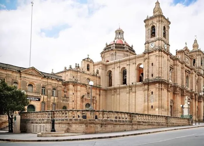 B&S Accommodation Newly Renovated Penthouse 253 * Żejtun